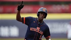 荷蘭隊第4棒席亞拉羅德里茲（Joan Sierra Rodriguez）逆風敲出追平轟。（圖／中華棒協提供）