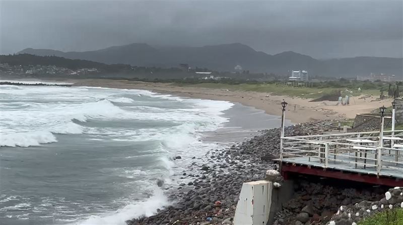 颱風薔琵來襲　新北552人海邊觀浪遭勸離