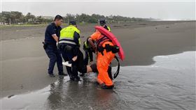 海葵颱風,妙齡女,橫躺,海浪