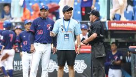 ▲墨西哥外野傳回內野搞藏球觸殺台灣三壘跑者，台灣總教練吳柏宏向主審抗議墨西哥違規。（圖／中華棒協提供）