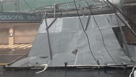 海葵強襲台東！屈臣氏「大片招牌」被吹落　金城武樹枝斷一地。（圖／翻攝自台東大小事臉書）