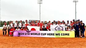 台灣隊在U18亞洲盃女壘決賽最終以0：1不敵日本隊，收下亞軍，賽後兩隊開心合影。（圖／中華民國壘球協會提供）