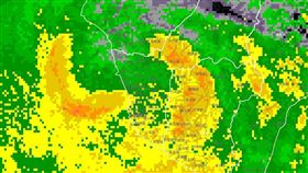 一圖看「海葵核心如擲筊」！專家曝已抵台南高雄：掃過的地方風雨很暴力。（圖／翻攝自台灣颱風論壇｜天氣特急臉書）