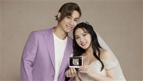 熊熊偕同老公拿超音波照，開心宣布懷孕的消息。（圖／翻攝自熊熊 IG）