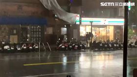 帆布,85大樓,青年一路,風雨,高雄,工務局,海葵,颱風（圖／翻攝畫面）