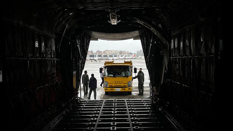 台電國軍攜手防颱　軍機載人力機具赴金門
