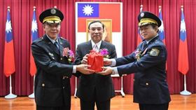 矯正署長周輝煌（右）上任後，宣布詐欺犯決不寬恕等重大政策。中為法務部長蔡清祥、左為前任矯正署長黃俊棠。（圖／矯正署提供）