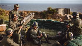 「國際橋牌社2」軍事片段　赴馬祖實景拍攝影集「國際橋牌社2」中的軍事相關片段，是在馬祖高登、南竿、北竿實景拍攝，有許多當年在台海危機時服務的退役軍人，都來現場為演員進行特訓，讓軍事場景更為真實。（國際橋牌社提供）中央社記者葉冠吟傳真　110年6月20日