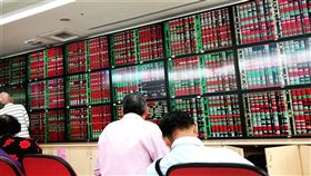 台股　股市　股票　開盤　紅盤　證券行（圖／記者戴玉翔攝影）