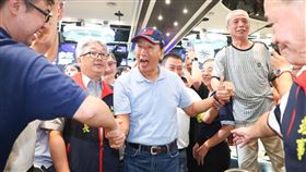 郭台銘出席新北市計程車工會餐會（1）鴻海創辦人郭台銘（中）3日晚間參加新北市計程車工會成立40週年紀念餐會，入場時受到民眾熱情支持人氣旺。中央社記者王騰毅攝  112年9月3日