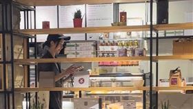 張景嵐離開咖啡廳看著手機傳訊息，終於露出一絲甜美中的笑容。（圖／CTWANT）