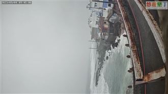 全台鏡頭君加油！又1「人」被吹歪頭90度