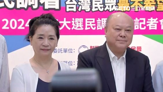 新黨副主席李勝峰(右)於33週年黨慶發表爭議言論,主張由解放軍接手台灣防衛,並將國軍轉型為和平國防軍,更宣稱唯有依賴中國才能護航台積電與發展環島高鐵