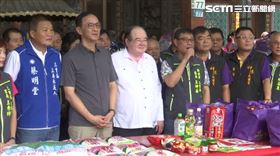 ▲朱立倫陪同蔡明堂先嗇宮上香祈福