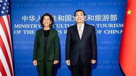 美國商務部長雷蒙多（Gina Raimondo）與中國文化和旅遊部部長胡和平（圖／翻攝自中國政府官網）