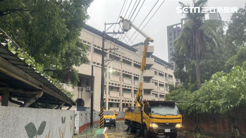 海葵蹂躪高雄！台電冒雨修1.3萬戶仍停電