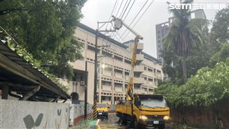 海葵蹂躪高雄！台電冒雨修1.3萬戶仍停電