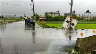 小貨車挨撞墜農田　駕駛「這原因」棄車逃