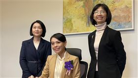 傳高虹安授意助理浮報加班費  竹市長辦公室回應媒體報導，新竹市長高虹安在立委任內授意助理浮報加班費作為「過年紅包」。新竹市長辦公室回應，相關案件已進入偵查程序，盼媒體勿製造輿論影響檢調辦案。圖為高虹安（中）25日就職簽署第一份公文情形，左為副市長蔡麗清、右為祕書長張治祥。中央社記者魯鋼駿攝  111年12月27日