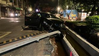 颱風夜自撞施工警示牌　駕駛肇事棄車逃逸