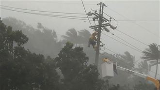 RESPECT！台電「黃衣人」大戰海葵畫面曝