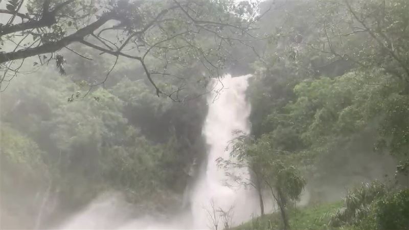 降雨量逾500毫米　玉里南安瀑布聲勢驚人
