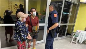 賴婦兒子接獲通知，立即驅車前往派出所將母親帶回家休息。（圖／桃園電子報）