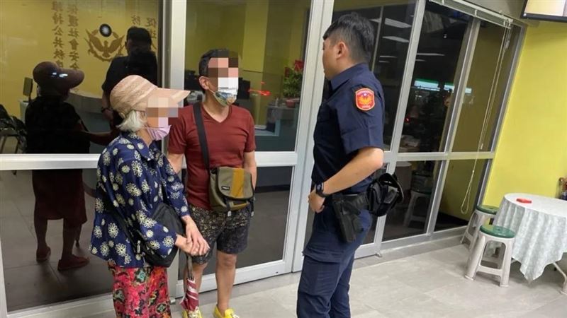 失智婦搭計程車迷途！楊梅警及時伸援