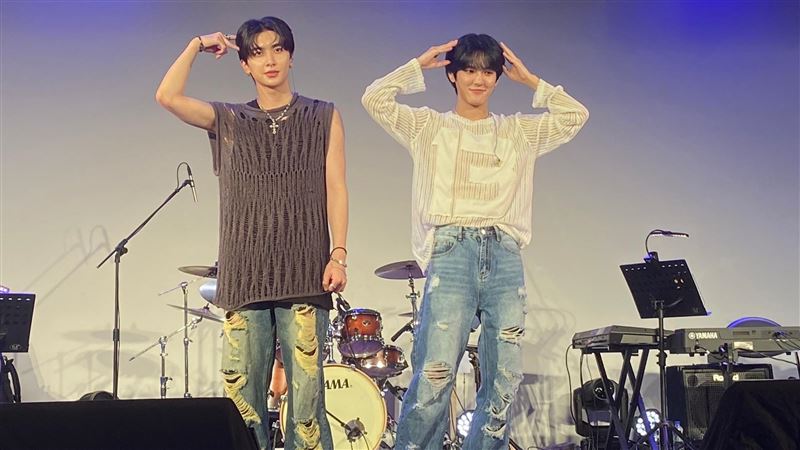 男星撒嬌販賣機不白叫　重現咬咬愛心超甜