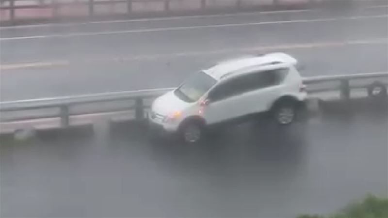 休旅車也扛不住狂風　網跪求「起飛」感言