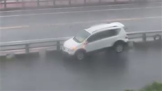 休旅車也扛不住狂風　網跪求「起飛」感言