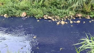 清澈小溪突變「海軍藍」居民淚：心都碎了