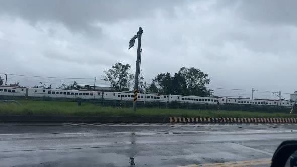 疑樹枝打到集電弓「砰2聲」　EMU3000卡軌