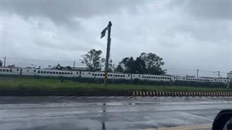 疑樹枝打到集電弓「砰2聲」　EMU3000卡軌