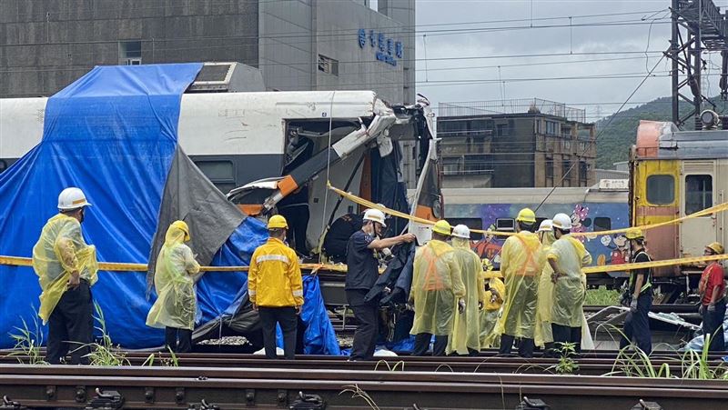 檢警搜索太魯閣事故車廂　清出10餘袋物品