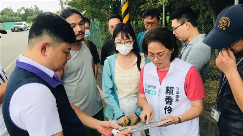 立委才說缺行人空間　會勘人員竟跌進水溝