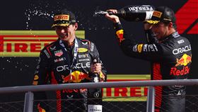 ▲維斯塔潘（Max Verstappen）單季10連勝，成為F1紀錄保持人，和隊友培瑞茲（Sergio Pérez）包辦冠亞軍。（圖／Red Bull提供）