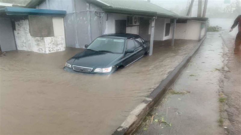 先救人！民宅水淹到大腿　警涉水救獨居婦