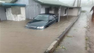 先救人！民宅水淹到大腿　警涉水救獨居婦