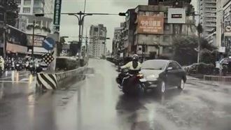 女三寶闖紅燈擊落機車騎士　車禍畫面曝光