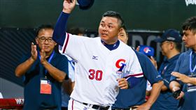 U18世界盃棒球賽  吳柏宏任台灣隊總教練2023年第31屆U18世界盃棒球賽31日在天母棒球場進行開幕戰，台灣隊總教練吳柏宏（中）在賽前入場時向眾人脫帽致意。中央社記者鄭清元攝  112年8月31日