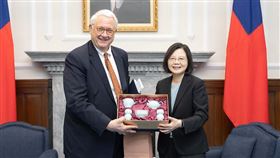 蔡英文接見CSIS訪團！盼促進台美交流　何慕禮盛讚這件事。（圖／翻攝自總統府）