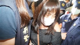 高雄城中城大火  涉案女子送檢複訊高雄市城中城大樓火警釀重大傷亡，檢警在1樓後方房內找到燒焦香爐，並帶回曾入內喝酒的郭姓男子、黃姓女子（圖），兩人15日被警方送至雄檢複訊，面對媒體追問不發一語。中央社記者董俊志攝  110年10月15日