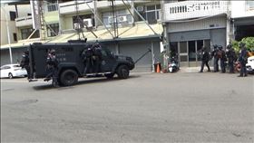 2千萬裝甲車攻堅詐團，鐵門秒變廢鐵，嫌犯穿內褲發抖(圖／翻攝畫面)