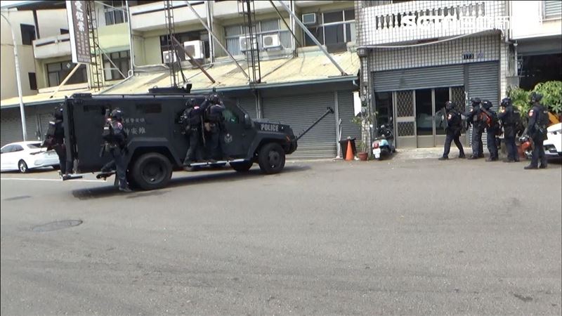 2千萬裝甲車攻堅！詐團嫌穿內褲發抖落網