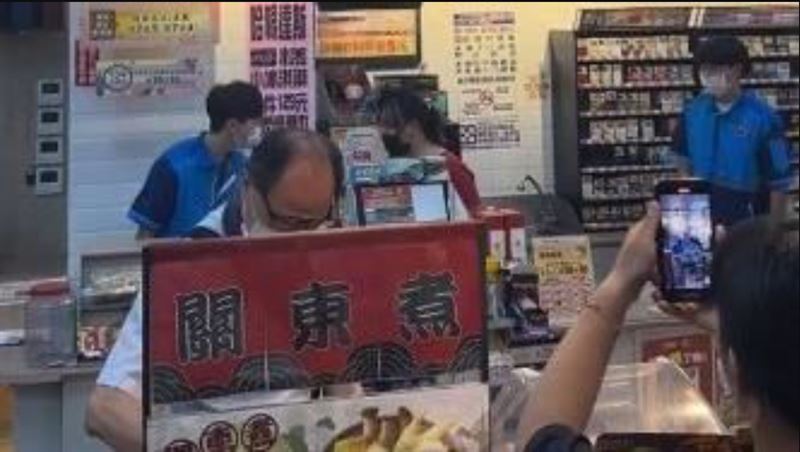 她大鬧超商踹店員！阿伯淡定轉身夾茶葉蛋
