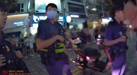 逢甲夜市，機車停路邊催油門，亮長槍，衝突，(圖／翻攝畫面)