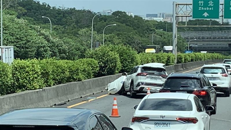 新／國1北99Ｋ休旅車事故　整車變廢鐵