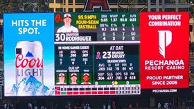 ▲啤酒廠商Coors Light到天使主場刊登，大谷翔平打壞的「破一塊」廣告。（圖／翻攝自推特）