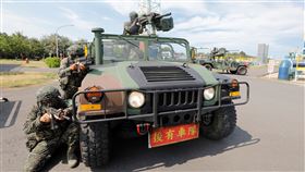 海軍陸戰隊99旅25日與地區憲兵、海巡、警、消等單位，在高雄永安液化天然氣廠執行關鍵基礎設施防護演練（圖／軍聞社提供）